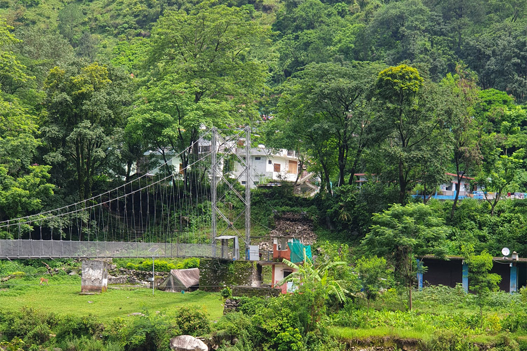 दार्चुलामा नेपाल–भारत जोड्ने झोलुंगे पुलको लट्ठा चुँडियो, आवतजावत बन्द 